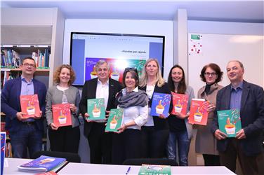 Die Autorinnen haben heute das neue Buch zum Ladinischlernen zusammen mit Vertretern des ladinischen Bildungsressorts und Landesrat Florian Mussner vorgestellt (Foto: LPA/rc)