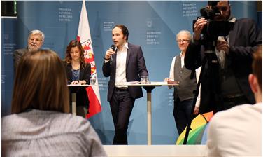 LR Achammer hat heute gemeinsam mit (v.l.) Rudolf Meraner, Sigrun Falkensteiner und Theodor Seeber das Programm "Wetterfest" vorgestellt - Foto: LPA/Peter Natter