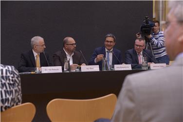 Das Podium mit v.l. Moderator Günther Pallaver, Giuseppe Detomas, Arno Kompatscher und Johannes Tratter - Foto: LPA/Barbara Franzelin