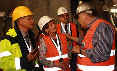 Gemeinsam mit Ressortdirektor Michael Mayr und dem Direktor der Abteilung Arbeit, Helmuth Sinn, ließ sich Landesrätin Martha Stocker die Sicherheitsmaßnahmen auf der BBT-Baustelle erklären - Foto: LPA/FG