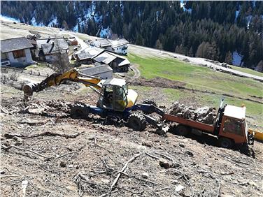 Aufräumarbeiten Langtaufers: Die Landesabteilung Forst führt derzeit alle Arbeiten im Zusammenhang mit der Wiederherstellung des Geländes aus, beschränkt auf den Wald- und Weidebereich. Foto: LPA/Forstinspektorat Schlanders