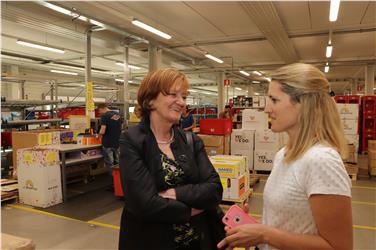 Landesrätin Martha Stocker im Gespräch mit Sportler-Personalchefin Elisabeth Oberrauch - Foto: LPA/ep