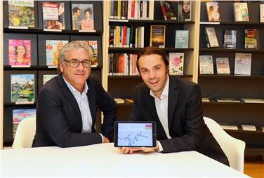 Landesrat Philipp Achammer (re.) und der Präsident des Gemeindeverbandes Andreas Schatzer präsentieren die Seite biblio.bz.it. Foto. LPA/Amt für Bibliotheken und Lesen