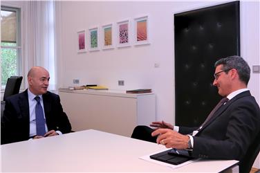 Landeshauptmann Kompatscher im Gespräch mit dem neuen Direktor der Bozner Niederlassung der Banca-d'Italia, Cannistraro - Foto: LPA/rc