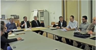 Umweltlandesrat Theiner mit den Bürgermeistern und den Fachleuten bei der heutigen Gesprächsrunde zur Luftqualität - Foto: LPA/sa