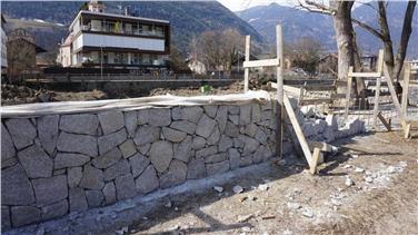 Hochwasserschutz für Brixen: Im Bild die neue Uferschutzmauer in der Zone Landwirt. Foto: LPA/Amt Wildbach- und Lawinenverbauung Nord