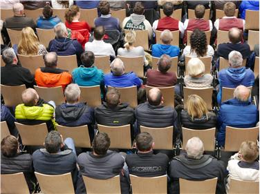 Bis zu 380 Teilnehmende wurden bei den bisher 95 Bürgerversammlungen in den Gemeinden gezählt, bei denen Landeshauptmann Kompatscher anwesend war, im Schnitt waren es 165 - Foto: LPA