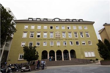 Am 21. Oktober wird Südtirols Landesparlament neu gewählt, im Bild das Landtagsgebäude am Silvius-Magango-Platz - Foto: LPA