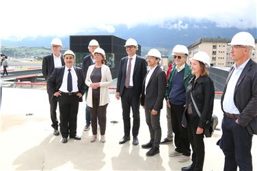 LH Kompatscher, LR Tommasini und LRin Stocker beim Lokalaugenschein am Bozner Krankenhaus zusammen mit den zuständigen Techniker, Architekten und Vertreter der Baufirmen (Foto:LPA/Roman Clara)