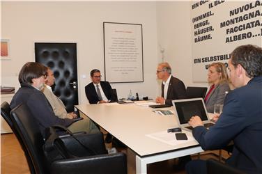 LH Kompatscher im Gespräch mit Kammerpräsident Vonmetz , Vizepräsidentin Unterberger, Sekretär Stefano Adami und Vorstandsmitglied Carlo Calderan - Foto: LPA/Barbara Franzelin