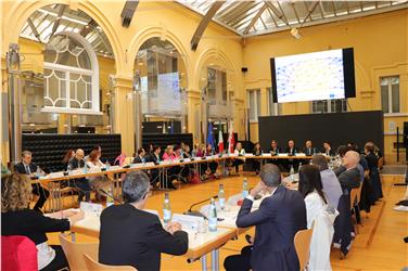 Der Europäische Sozialfonds ESF ist Europas wichtigstes Instrument zur Förderung der Beschäftigung; heute tagte der Begleitausschuss im Innenhof des Palais Widmann in Bozen. Foto: LPA/mac