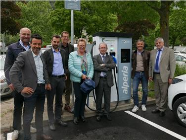 Symbolische Übergabe der neuen Ladestationen mit (v.l.n.r.) Joachim Dejaco, Josef Unterrainer, Harald Reiterer, Karl Michaeler, Paula Bacher, Massimo Minighini, Peter Brunner und LR Florian Mussner (FOTO: LPA/Margit Perathoner)