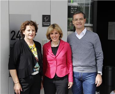 Familienpolitik im Fokus (v.l.): LRin Ursula Lackner, LRin Deeg und Wolfgang Dolesch, Obmann des Bildungsausschusses des Landtages der Steiermark. Foto: LPA/Hannes Wisthaler