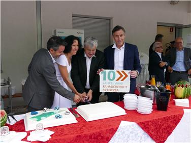 Joachim Dejaco (STA-Direktor), Giovanna Valentini (Leiterin Safety Park), LR Florian Mussner und Thomas Widmann (Landtagsvizepräsident) haben symbolisch die Safety Park-„Geburtstagstorte“ angeschnitten (FOTO:LPA/Margit Perathoner)