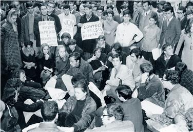 Mit den Auswirkungen der 68-er Bewegung befasst sich eine Diskussionsrunde am 4. Juni abends in der Teßmann in Bozen. Im Bild: Gegendemonstration am 4. November 1968 in Bozen. Foto: LPA/©Archiv Eleonora Gelmo