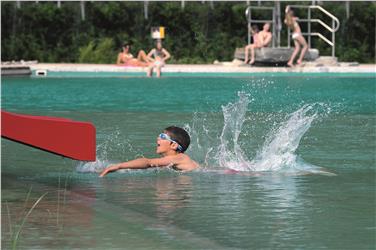 In insgesamt 16 Schwimmbädern - im Bild das Naturbad Gargazon - können Familien im Sommer zum halben Preis plantschen und tauchen - Foto: Naturbad Gargazon/Georg Mayr