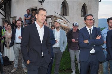 Landeshauptmann Kompatscher und Team-Manager Bierhoff auf Schloss Freudenstein. Foto: LPA/Johannes Fein