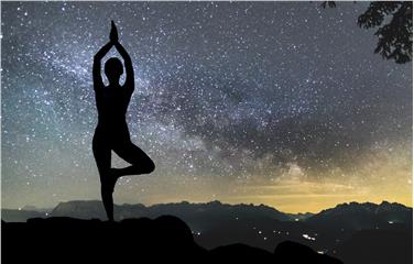 Im Einklang mit sich selbst und mit dem Universum: am 1. Juni findet im Planetarium Südtirol ein Yogaabend statt (Foto Cedric Lim-David Gruber)