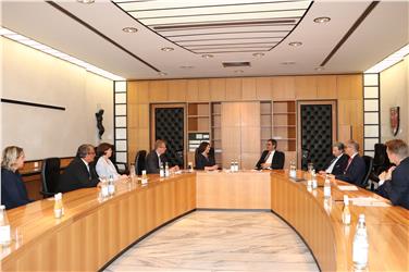 Die Wirtschaftsdelegation aus Rheinland-Pfalz mit LH Kompatscher im Sitzungssaal der Landesregierung. Foto: LPA/mac