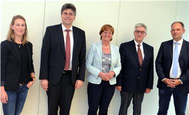 Die Delegation rund um Landrat Martin Kistler (2. von links) mit Landesrätin Martha Stocker - Foto: LPA/Ulrike Griesser