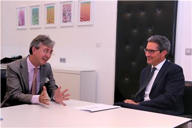 LH Kompatscher im Gespräch mit dem französischen Generalkonsul in Mailand Rogeau (FOTO:LPA/Roman Clara)