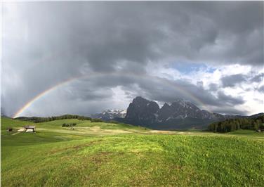 Wechselhaft mit Regen und Sonne, Gewittern und Temperaturen über dem langjährigen Durchschnitt. Das war das Maiwetter, im Bild festgehalten auf der Seiseralm. Foto: LPA/©Daniel Perathoner