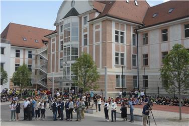 Feierstunde auf dem neuen Hof für die Schulen der Dante- Straße in Brixen (FOTO: LPA/Lidia Canins)