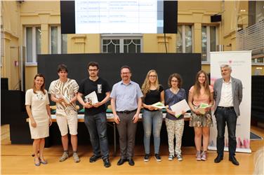 Regionalwettbewerb Philosophie-Olympiade (v.li.): Landesschuldirektorin Falkensteiner, Robin Weber, Michael Bergmeister, Landeskoordinator Stuppner, Alexandra Schrötter, Lena Wopfner, Sophia Schmidt, Abteilungsdirektor Meraner. Foto: LPA/mac