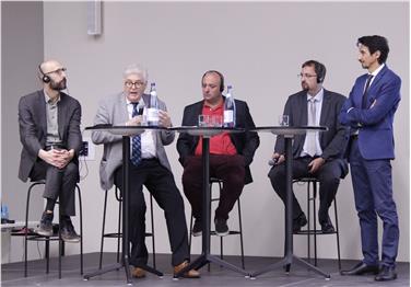 Diskutierten über das Breitband im ländlichen Raum: Alessandro Zorer, Kurt Pöhl, Gianluca Mazzini, Bernd Geisler und Moderator Marco Pappalardo - Foto: LPA/Karin Leiter