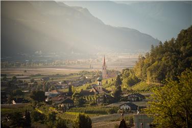 Das Land Südtirol hat der Gemeinde Lana eine Erweiterung ihres Campingplatzangebots um 110 Stellplätze genehmigt. Foto: LPA/Patrick Schwienbacher