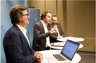 L’assessore all’istruzione Philipp Achammer (al centro) oggi 6 giugno ha illustrato misure per ridurre le liste d'attesa nelle scuole di musica in lingua tedesca e ladina (Foto: USP/Peter Natter)