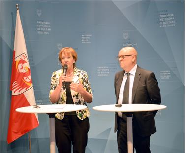 L'assessora Stocker e Zanotelli in conferenza stampa - Foto: USP/Ulrike Griesser