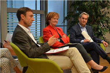 L'assessora Stocker fra il vicepresidente del comitato etico, Marckmann, e il presidente Heidegger (Foto USP)