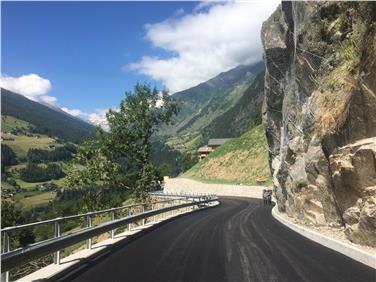 La strada provinciale per Stulles nel comune di Moso in Passiria è stata ampliata in tre punti nevralgici. Da oggi 21 giugno è aperta al traffico (Foto: USP/Servizio strade ovest)