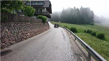 La strettoia all'altezza della "Haus Ploner" ad Auna di Sopra verrà messa in sicurezza: all'inizio di luglio iniziano i lavori. Foto: USP/Ripartizione Infrastrutture