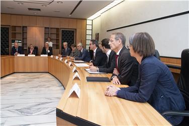 I partecipanti all'incontro per la firma degli accordi per lo studio bilingue di giurisprudenza. Foto: USP/bf