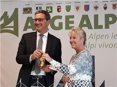 Passaggio di consegne per la presidenza di Arge Alp da Barbara Janom Steiner ad Arno Kompatscher (Foto USP)