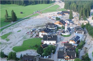 La colata detritica che il 5 agosto ha colpito l'abitato di Ferrara in val di Braies. Foto: USP