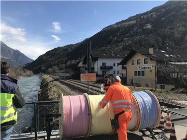 Un operaio lavora alla posa della fibra ottica (Foto USP)
