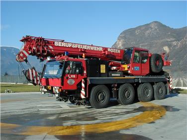 L'attuale autogru dei vigili del fuoco di Bolzano che a breve andrà in pensione (Foto USP)