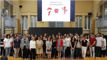 L'assessora Waltraud Deeg con i giovani studenti che hanno svolto il praticantato estivo presso la Provincia Foto: USP