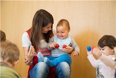 Le microstrutture aziendali per l’assistenza alla prima infanzia costituiscono una possibilità per le aziende di sostenere i propri addetti con figli di età fino ai tre anni - Foto: Agenzia famiglia/Ingrid Heiss