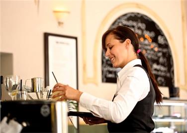 Una ragazza fa un tirocinio in un locale pubblico. Foto: pixabay