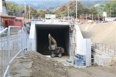 Interventi di precisione per spostare il tunnel prefabbricato sotto i binari della ferrovia (Foto USP/rc)