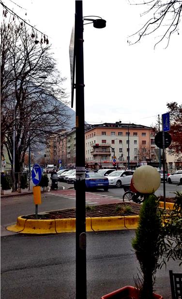 Campionatori passivi per rilevamento biossido di azoto posizionati dall'Agenzia provinciale per l'ambiente in via Roma a Bolzano (Foto: APPA)