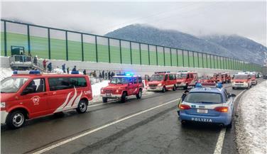 Vigili del fuoco e forze di polizia impegnate per sgomberare gli automobilisti rimasti bloccati lungo la A22 (Foto Assocazione provinciale vigili del fuoco volontari)