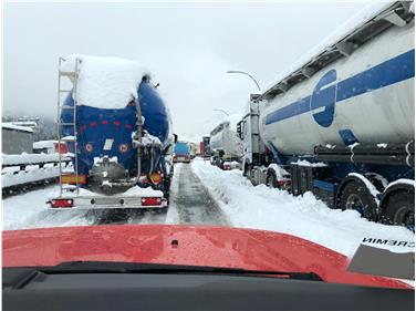 Mezzi pesanti in colonna, bloccati dalla neve, lungo la A22 (Foto Corpo permanente vigili del fuoco)