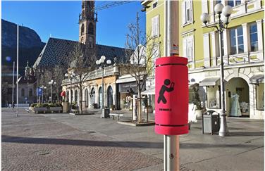 Gli airbag color fucsia installati sui pali della luce che inducono a riflettere sull’uso del cellulare (Foto: DOC/Agenzia ambiente e tutela clima)