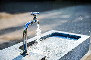 L'Agenzia provinciale ambiente e tutela del clima invita a utilizzare l'acqua potabile in modo sostenibile. In Alto Adige vi sono 1700 sorgenti e oltre 100 pozzi potabili; 600 le aree di tutela (Foto: Pixabay)