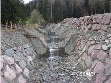 Lavori in corso lungo il Rio delle Capanne per incrementare la protezione di Sarentino da frane e allagamenti. Foto: Ufficio bacini montani nord